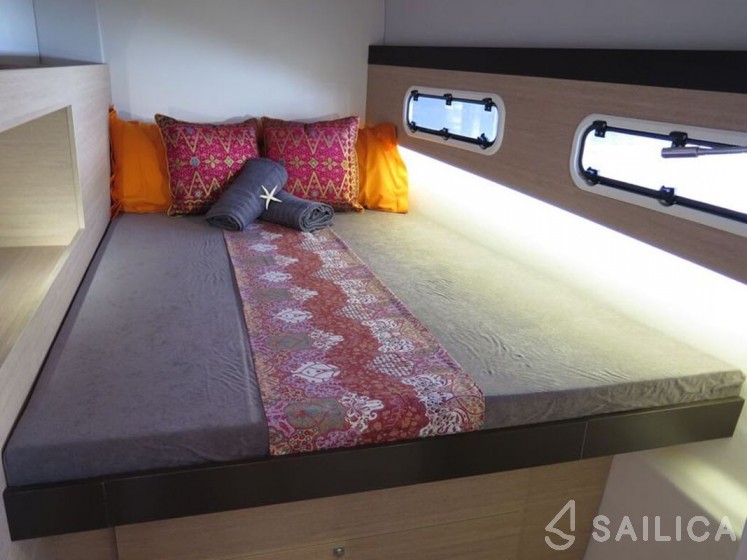 Bali 4.3 - 4 + 2 cab. - Yacht Charter Sailica