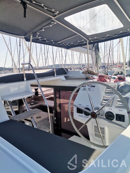 Astréa 42 - Yacht Charter Sailica