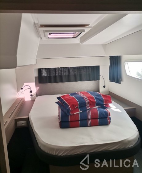 Astréa 42 - Yacht Charter Sailica