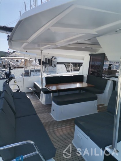 Astréa 42 - Yacht Charter Sailica