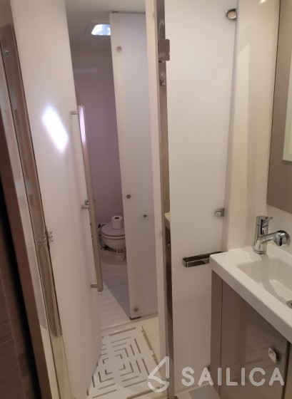 Astréa 42 - Yacht Charter Sailica