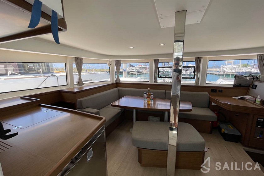 Lagoon 42 - Yacht Charter Sailica