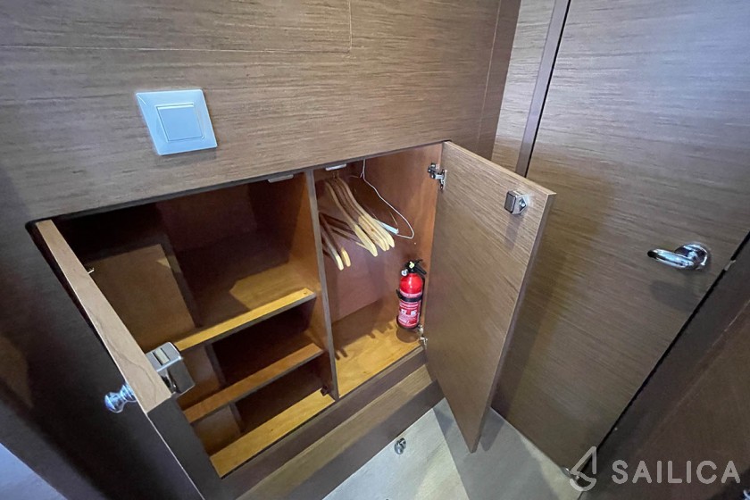 Lagoon 42 - Yacht Charter Sailica