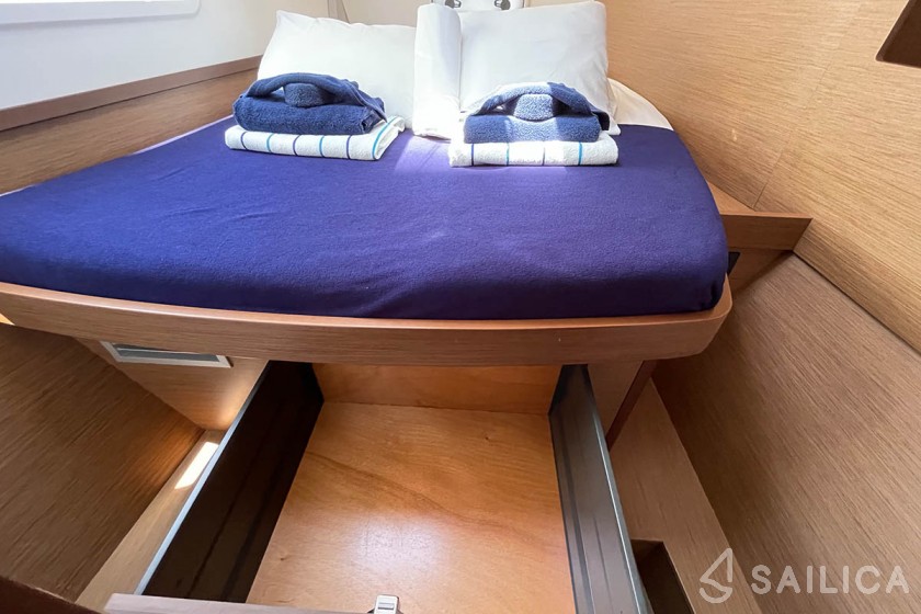 Lagoon 42 - Yacht Charter Sailica