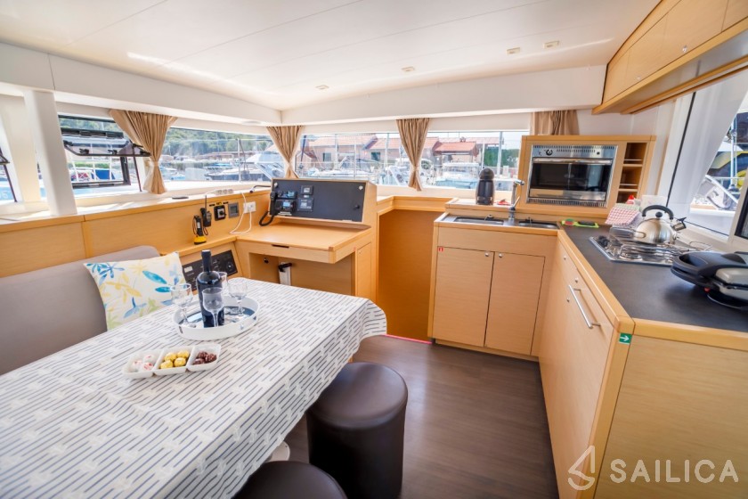 Lagoon 400 S2 - 4 + 2 cab. - Yacht Charter Sailica