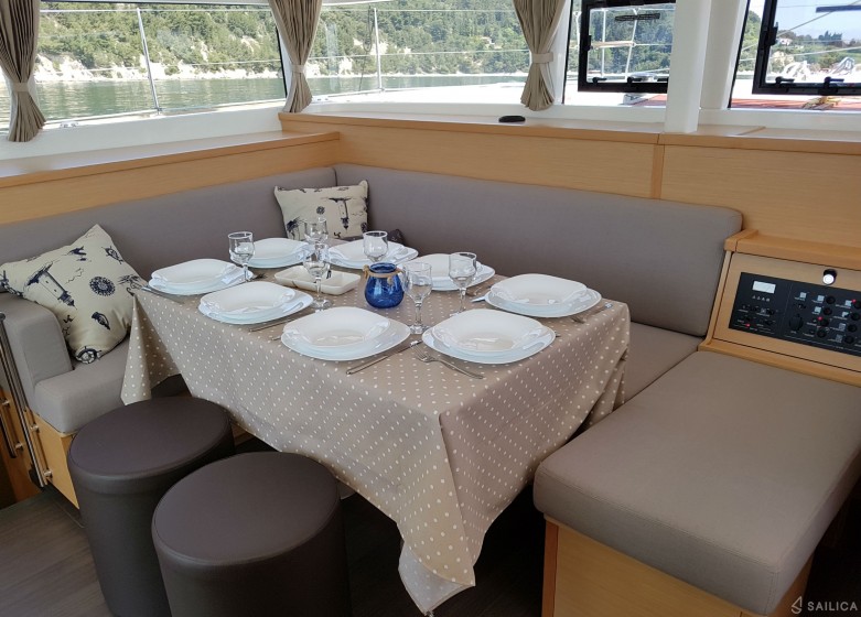 Lagoon 400 S2 - 4 + 2 cab. - Yacht Charter Sailica