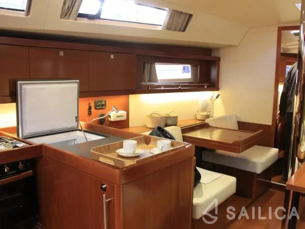 Oceanis 41 - Yacht Charter Sailica