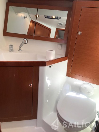 Oceanis 45 - Yacht Charter Sailica