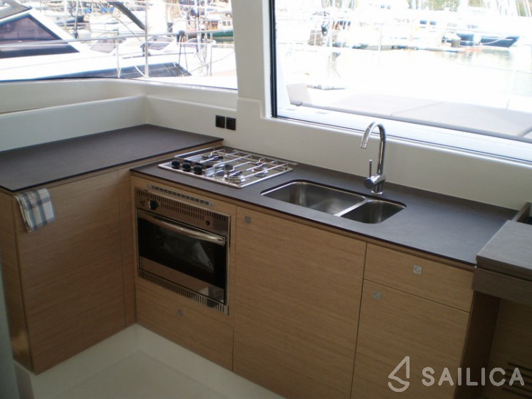 Bali 4.0 - 4 cab. - Yacht Charter Sailica