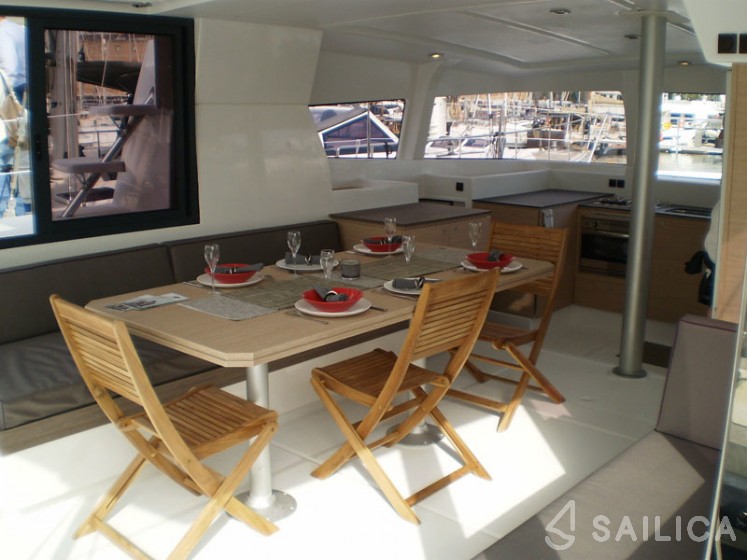 Bali 4.0 - 4 cab. - Yacht Charter Sailica