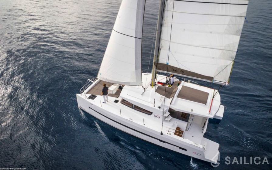 Bali 4.0 - 4 cab. - Yacht Charter Sailica