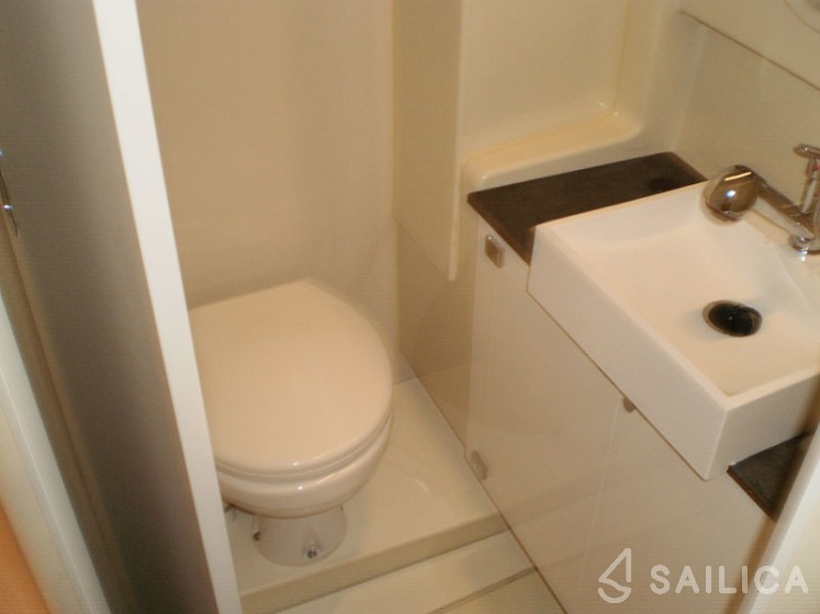 Bali 4.0 - 4 cab. - Yacht Charter Sailica