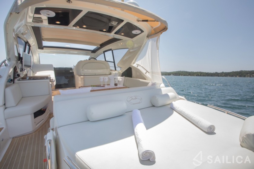 Cranchi M44 HT - Yacht Charter Sailica
