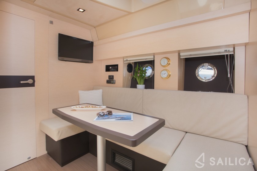 Cranchi M44 HT - Yacht Charter Sailica