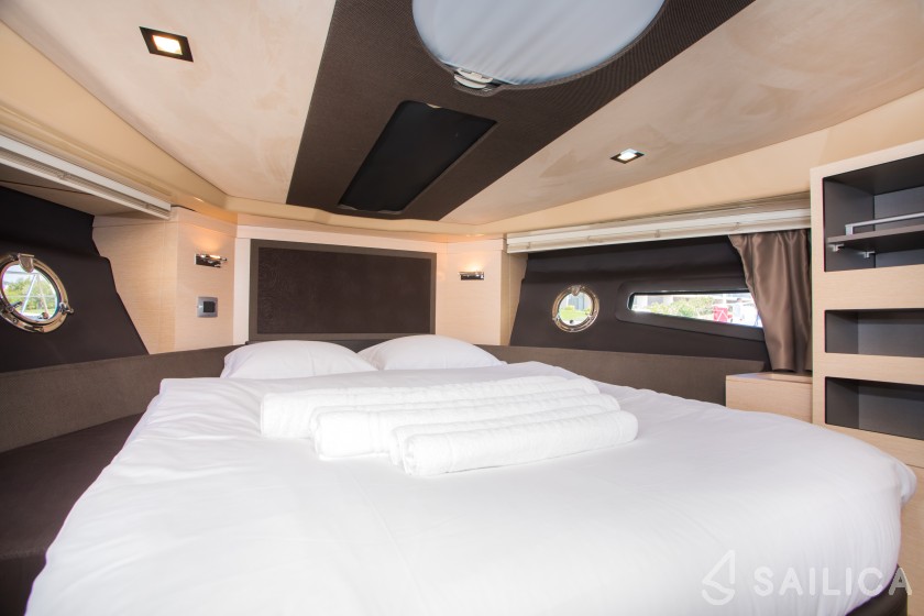 Cranchi M44 HT - Yacht Charter Sailica