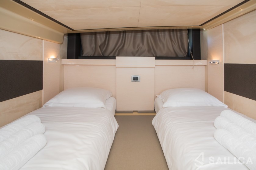 Cranchi M44 HT - Yacht Charter Sailica