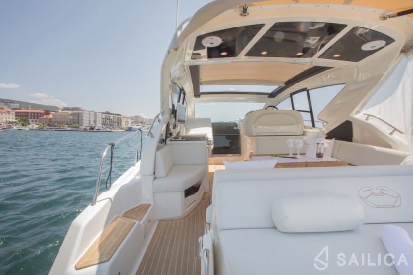 Cranchi M44 HT - Yacht Charter Sailica
