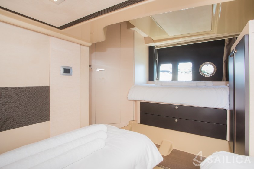 Cranchi M44 HT - Yacht Charter Sailica
