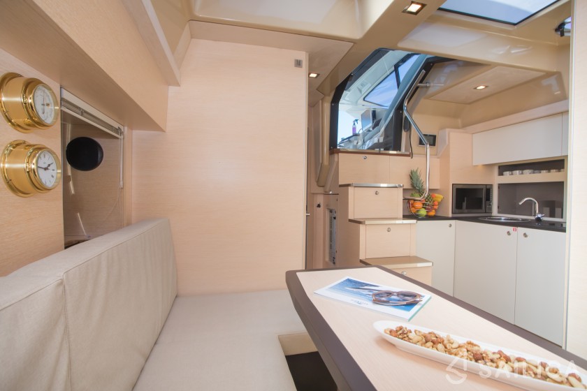 Cranchi M44 HT - Yacht Charter Sailica