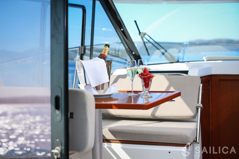 Merry Fisher 895 - Yacht Charter Sailica