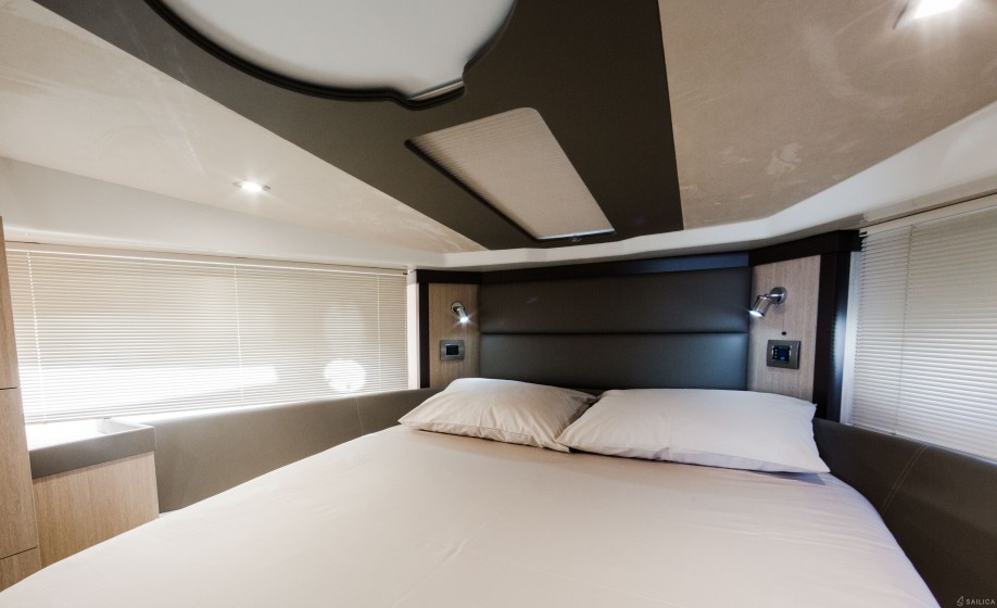 Cranchi M44 HT - Yacht Charter Sailica