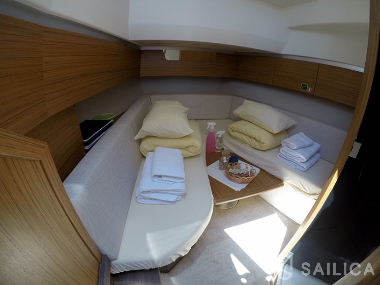 Greenline NEO Hardtop - Yacht Charter Sailica