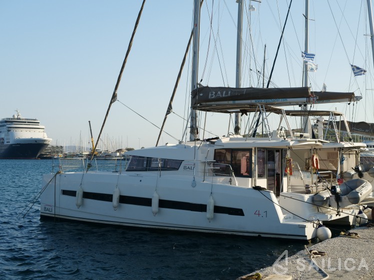 Bali 4.1 - Yacht Charter Sailica