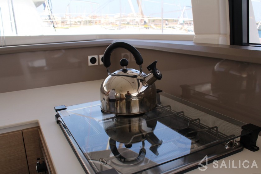 Bali 4.1 - Yacht Charter Sailica