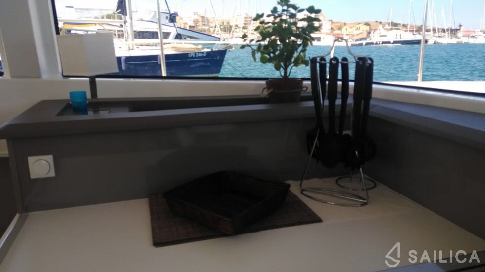 Bali 4.1 - Yacht Charter Sailica