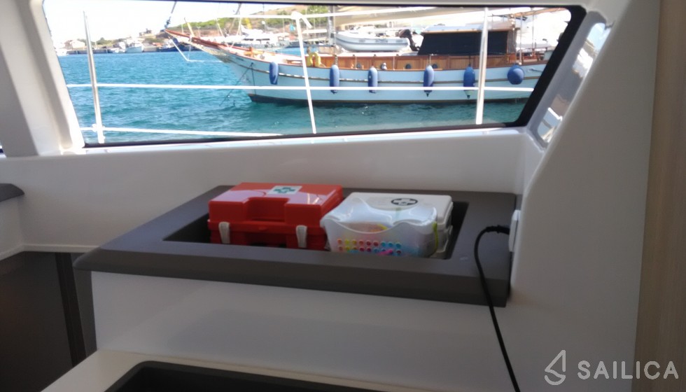Bali 4.1 - Yacht Charter Sailica