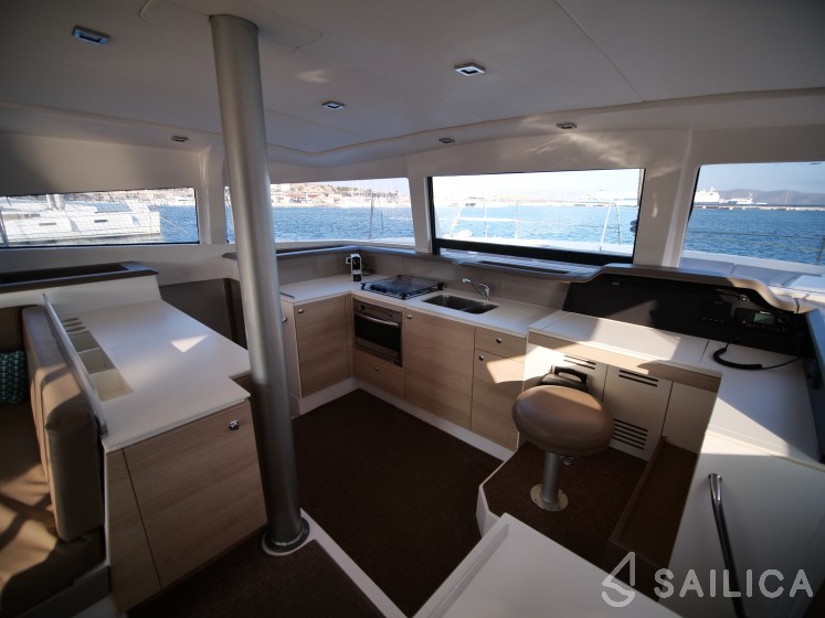 Bali 4.1 - Yacht Charter Sailica