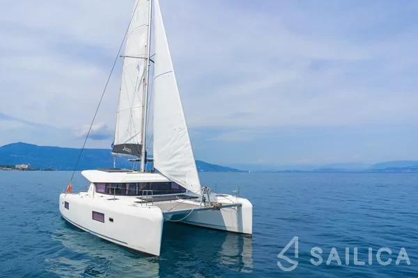 Lagoon 42 - Yacht Charter Sailica