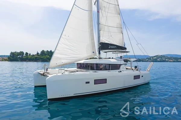 Lagoon 42 - Yacht Charter Sailica