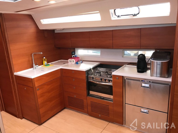 More 55 - Yacht Charter Sailica