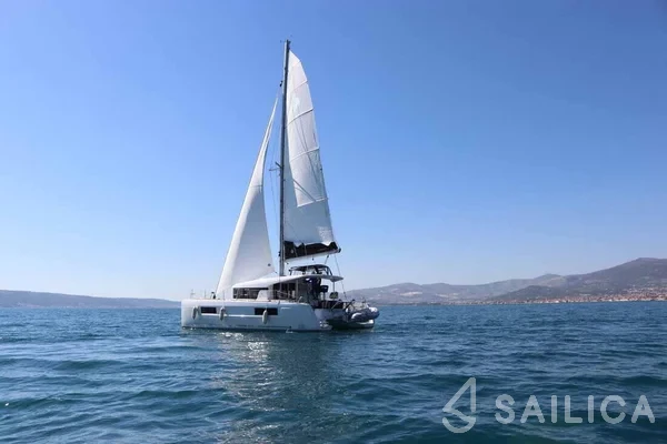 Lagoon 40 - Yacht Charter Sailica