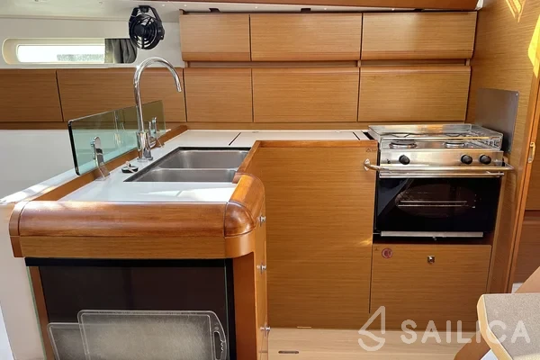 Sun Odyssey 419 - Yacht Charter Sailica