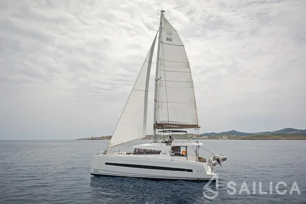 Bali 4.1 - Yacht Charter Sailica