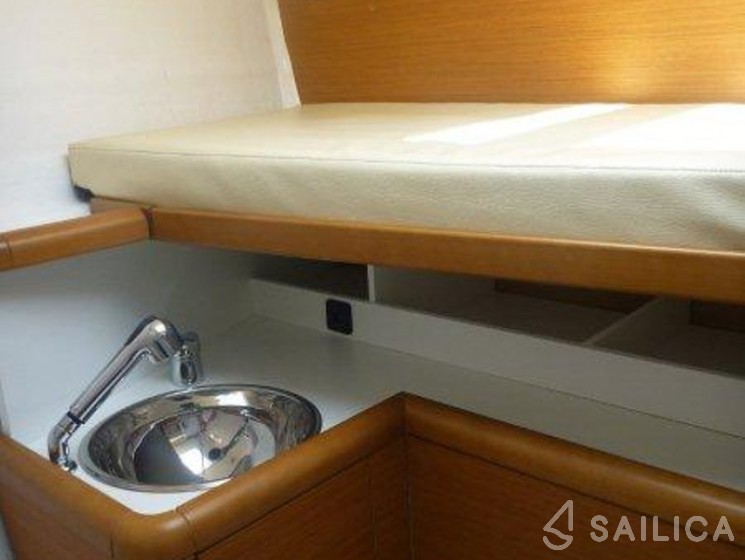 Jeanneau 53 - Yacht Charter Sailica