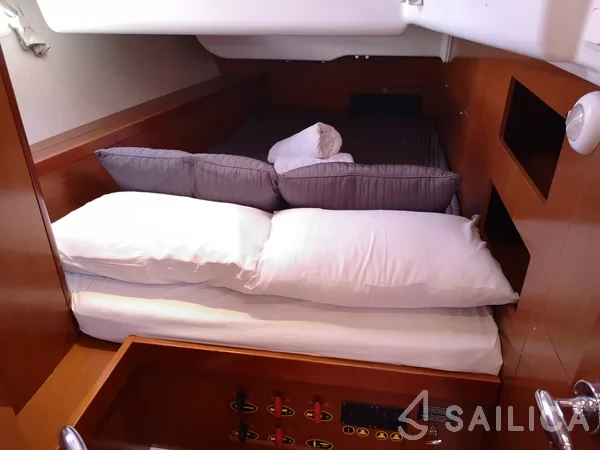 Oceanis 50 - Yacht Charter Sailica