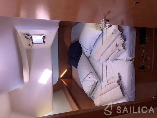 Oceanis 43 - Yacht Charter Sailica