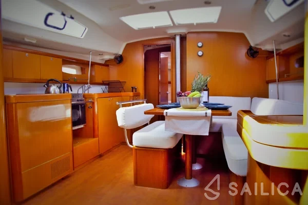 Oceanis 43 - Yacht Charter Sailica