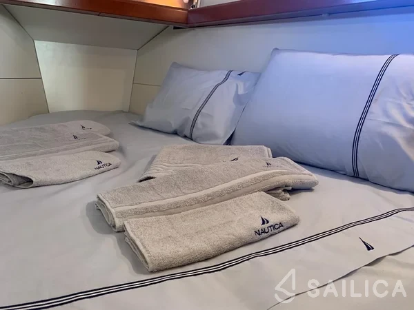 Oceanis 43 - Yacht Charter Sailica