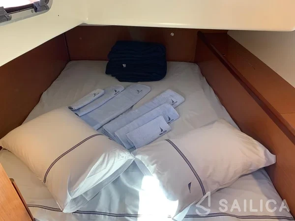 Oceanis 43 - Yacht Charter Sailica