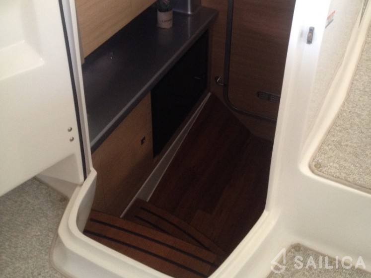 Chaparral 327 SSX - Yacht Charter Sailica