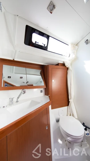 Oceanis 48 - Yacht Charter Sailica