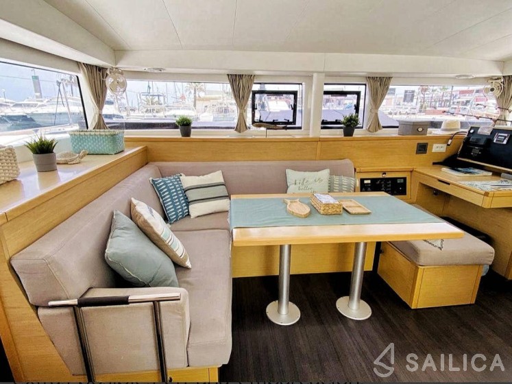 Lagoon 400 S2 - Yacht Charter Sailica