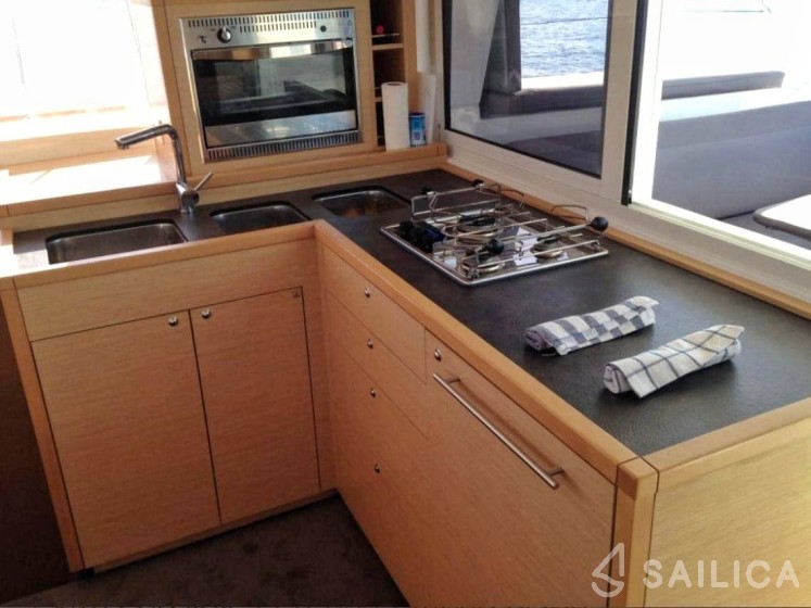 Lagoon 400 S2 - Yacht Charter Sailica
