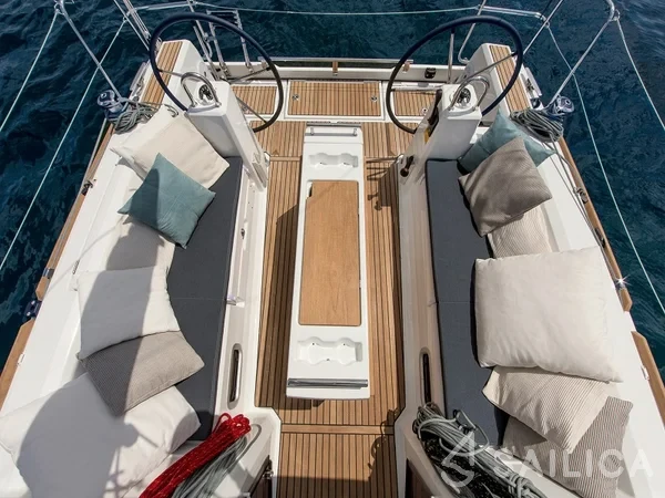 Oceanis 35.1 - Yacht Charter Sailica