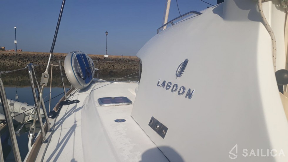 Lagoon 380 - Yacht Charter Sailica
