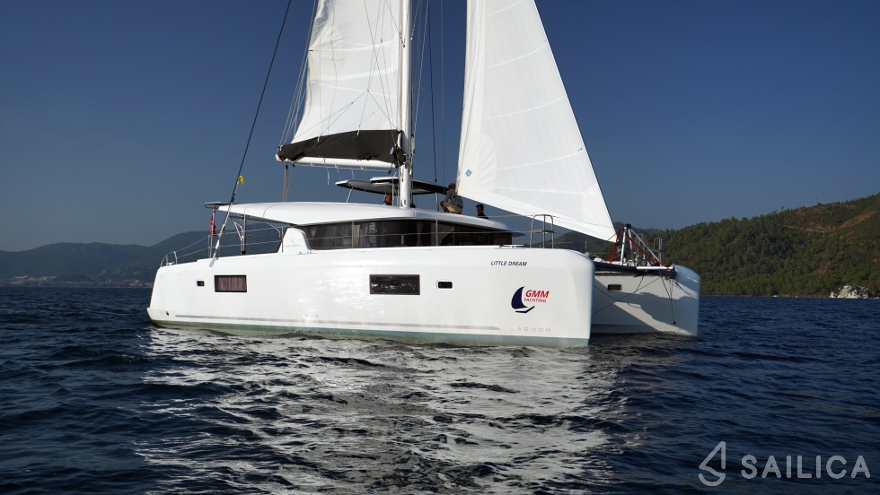 Lagoon 42 - Yacht Charter Sailica